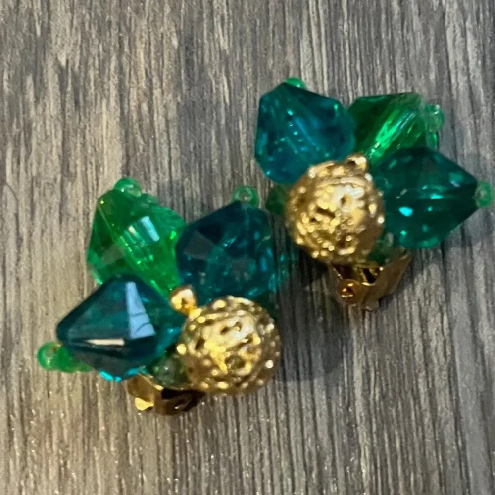 Vintage Green Mistletoe Clip On Christmas Earrings 1960s 1970s